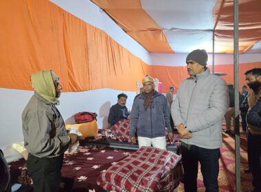 रेन बसेरा में रात्रि विश्राम कर रहे निराश्रित लोगों से बातचीत करते डीएम सी पी सिंह